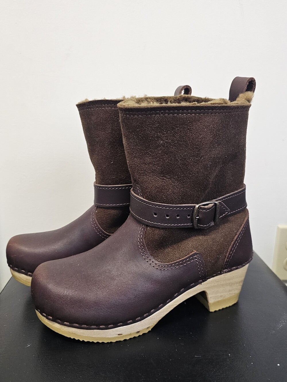 New SVEN 7" Shearling Clog Boots Size 37
